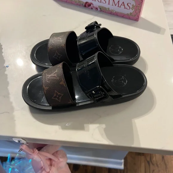 Authentic LV slides - Picture 4 of 6